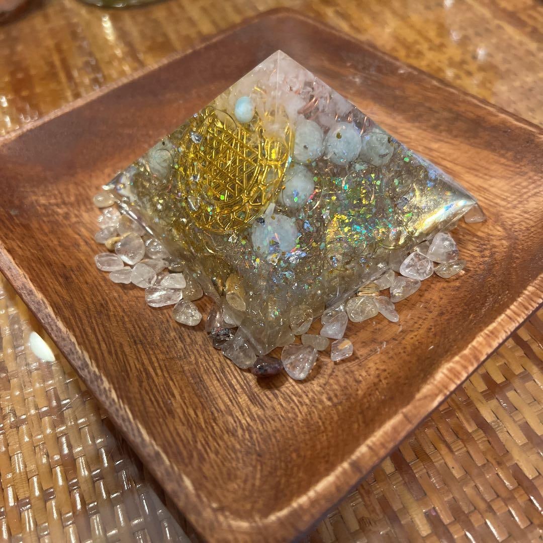 Larimar-Infused Agate: Larimar-Infused Agate Freight: 1.International Freight: Foreign shipping charges are determined by destination. 2.Photos, descriptions and valuations have been meticulously prepared by fully certified