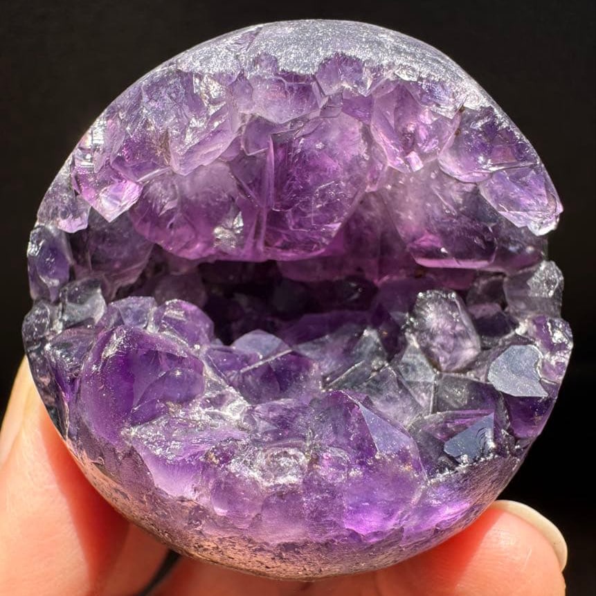 Uruguayan Amethyst: Amethyst from Uruguay, with a smiling mouth. Freight: 1.International Freight: Foreign shipping charges are determined by destination. 2.Photos, descriptions and valuations have been meticulously prep