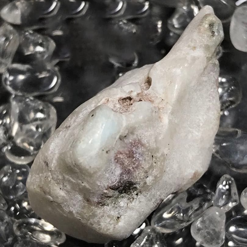 Polished Raw Crystal Stone Ornament: [Larimar/with Matrix] Polished Rough Stone/Crystal Stone/Jewelry (Sodium Pectolite Limestone) - Polished Rough Stone/Crystal/Jewelry/Amulet Please note that due to lighting conditions, computer