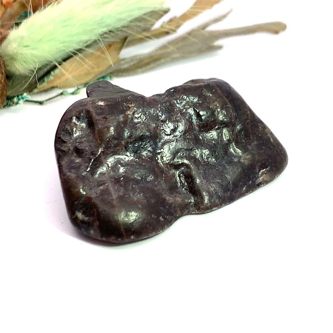 Sugilite Rough Stone, Natural Stone: Sugilite Raw Stone, Natural Material Sugilite, along with Charoite and Larimar, is regarded as one of the world's three major healing stones and is believed to possess powerful healing properties.
