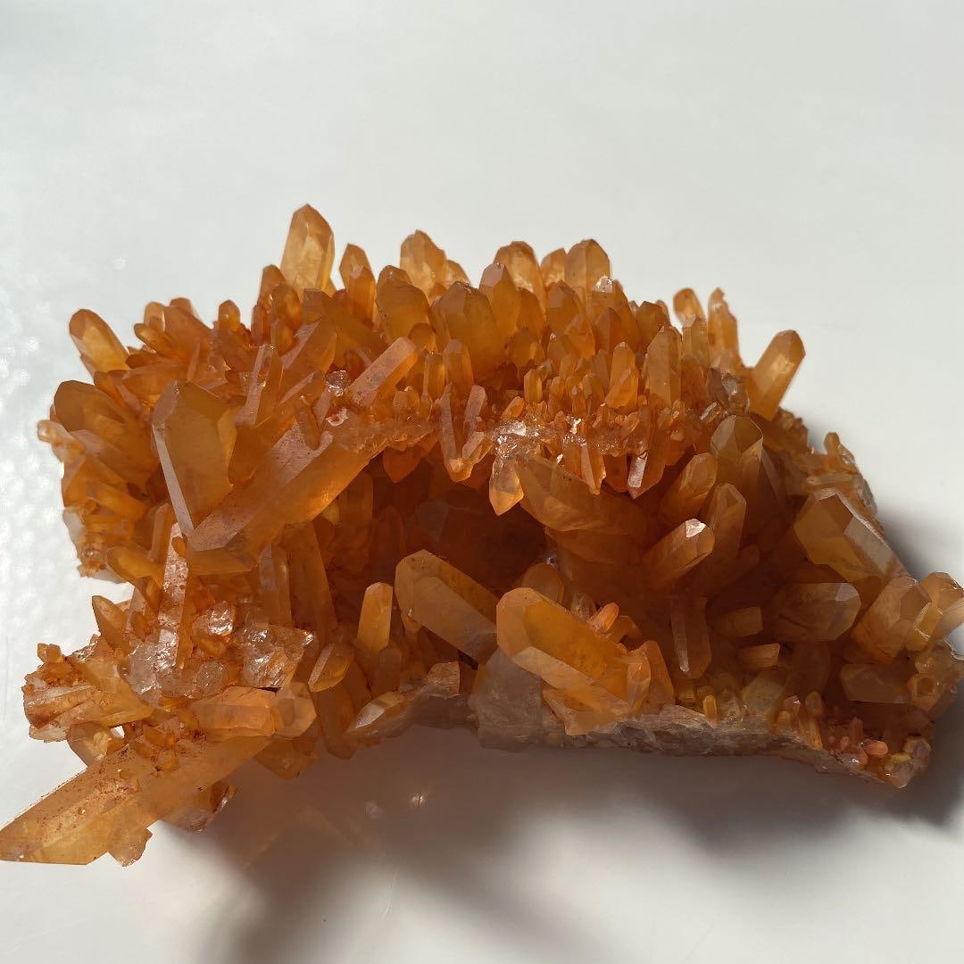 Natural Energy Stone: Natural Energy Stone This is a cluster of orange quartz, also known as orange quartz. It is a very rare crystal cluster with a beautiful orange color. It is said to relieve fatigue and enhance
