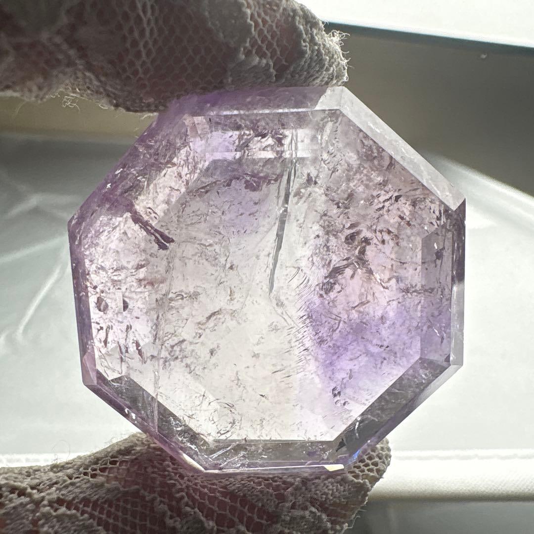 Amethyst and Citrine Octagonal Shape: Amethyst-Citrine Octagon This amethyst-citrine features a beautiful octagonal shape. Dimensions: 42.5 x 42.5 mm Significance and Benefits of the Octagon: Auspiciousness: The number "eight" symbolizes 