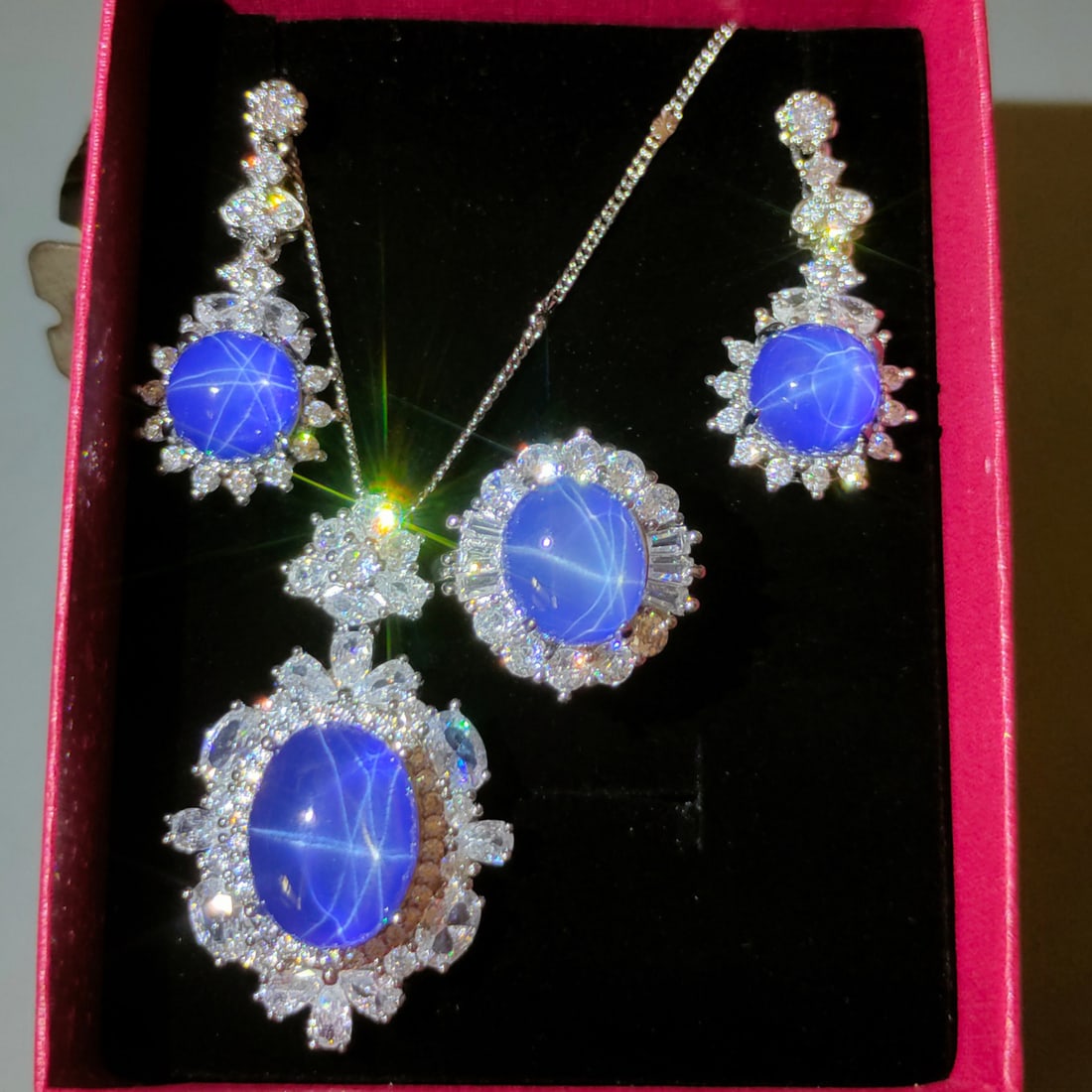 Silver Inlaid Star Gem Jewelry Set: Silver Inlaid Star Gemstone Jewelry Set of Four, Lustrous and Dazzling. With a hardness of 10, it showcases extraordinary craftsmanship and design, suitable for both collection and wearing. Ring face 
