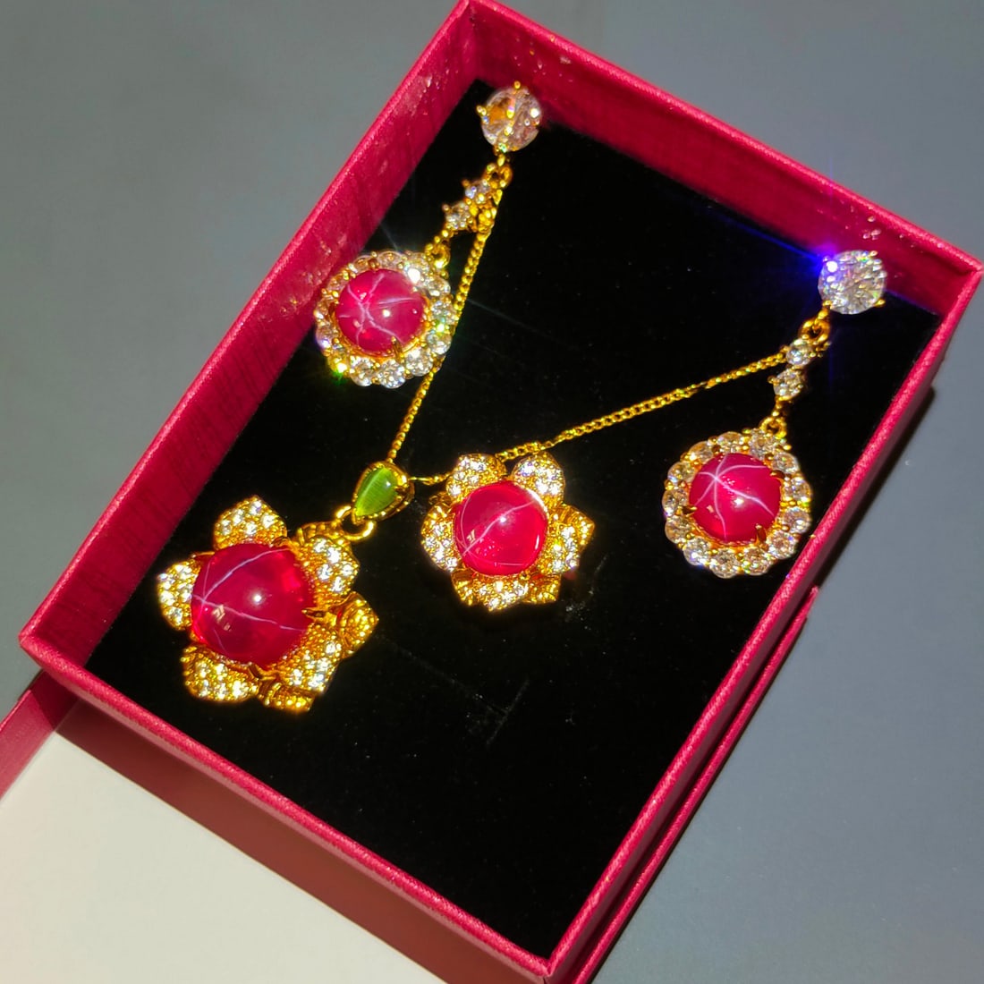 Silver Gilt Diamond Jewelry Set: Silver Gilt Jewelry Set with Diamonds and Star Gemstones, comprising four pieces. The set is crystal clear and dazzling. With a hardness rating of ten, the pieces are exquisitely carved, offering an e