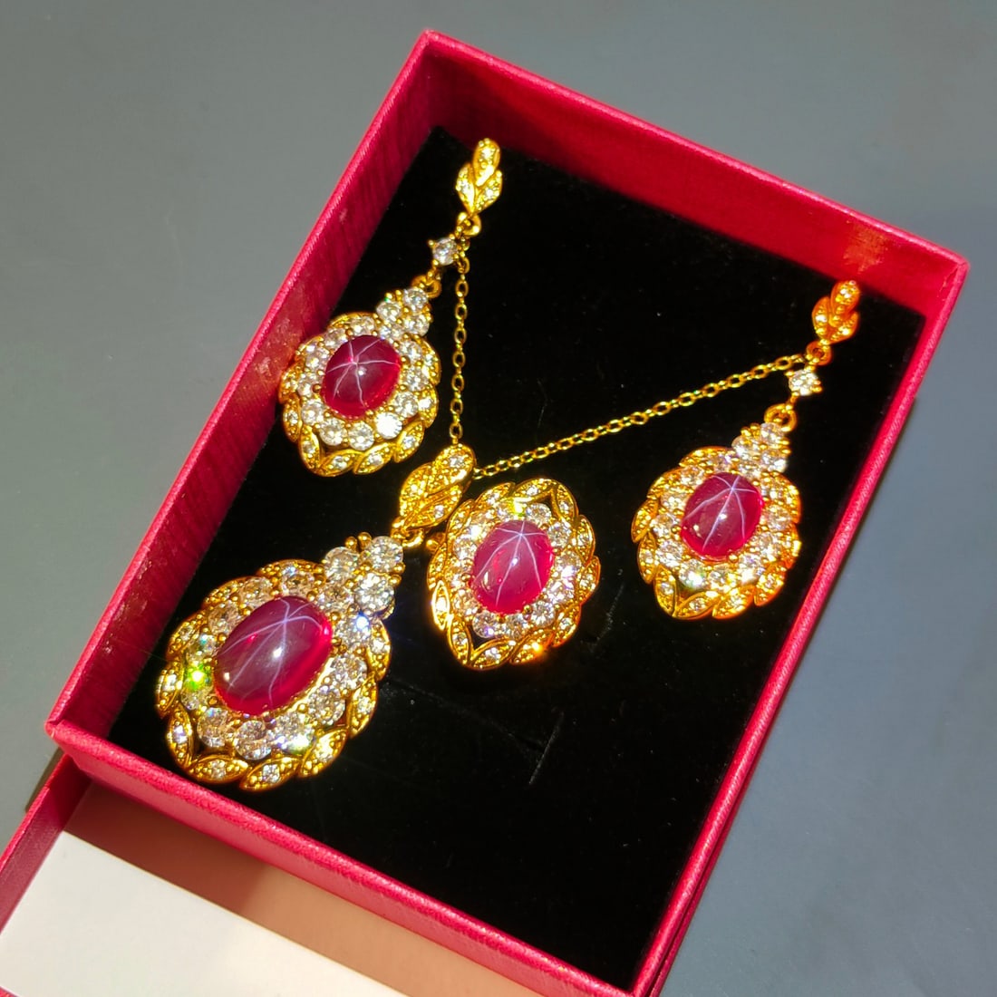 Silver Gilt Diamond Jewelry Set: Silver Gilt Diamond-Set Jewelry Four-Piece Set, Inlaid with Star Gemstones, Crystal Clear and Dazzling. Hardness Reaches Ten, Exquisitely Carved, Majestic When Worn, Exhibiting a Luxurious Style. Ring