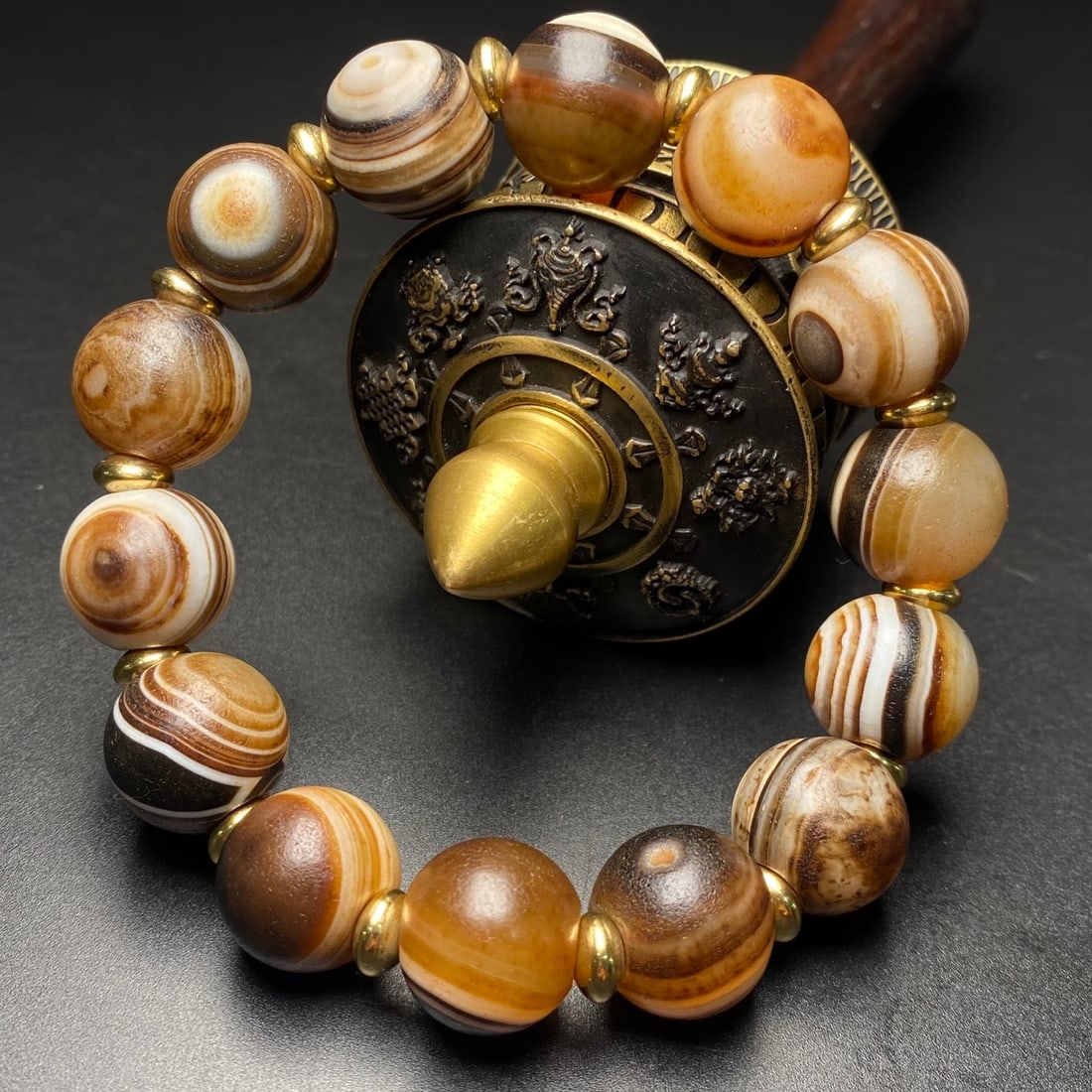 Striped Agate Eye Bracelet: Tianyan Agate Bracelet with Silk-like Bands, approximately 15mm in size, consisting of 14 beads. Silk-banded agate is renowned for its thread-like fine color bands, featuring a variety of colors such 