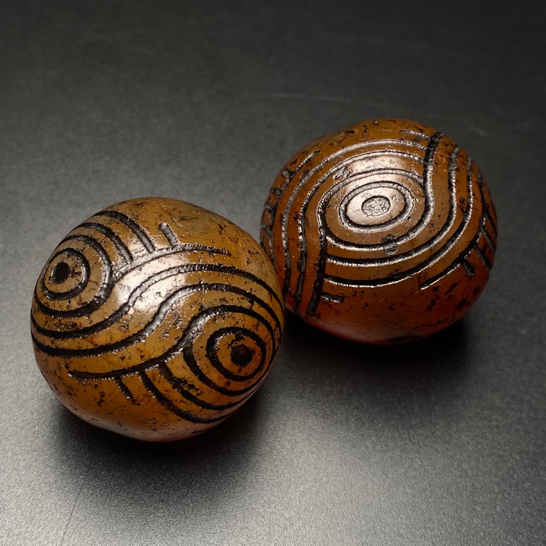Agate Seal Beads: A pair of antique agate seal beads, with the largest diameter approximately 34 millimeters and a total weight of 104.5 grams. Agate is believed to stimulate curiosity and initiative, helping to dispel