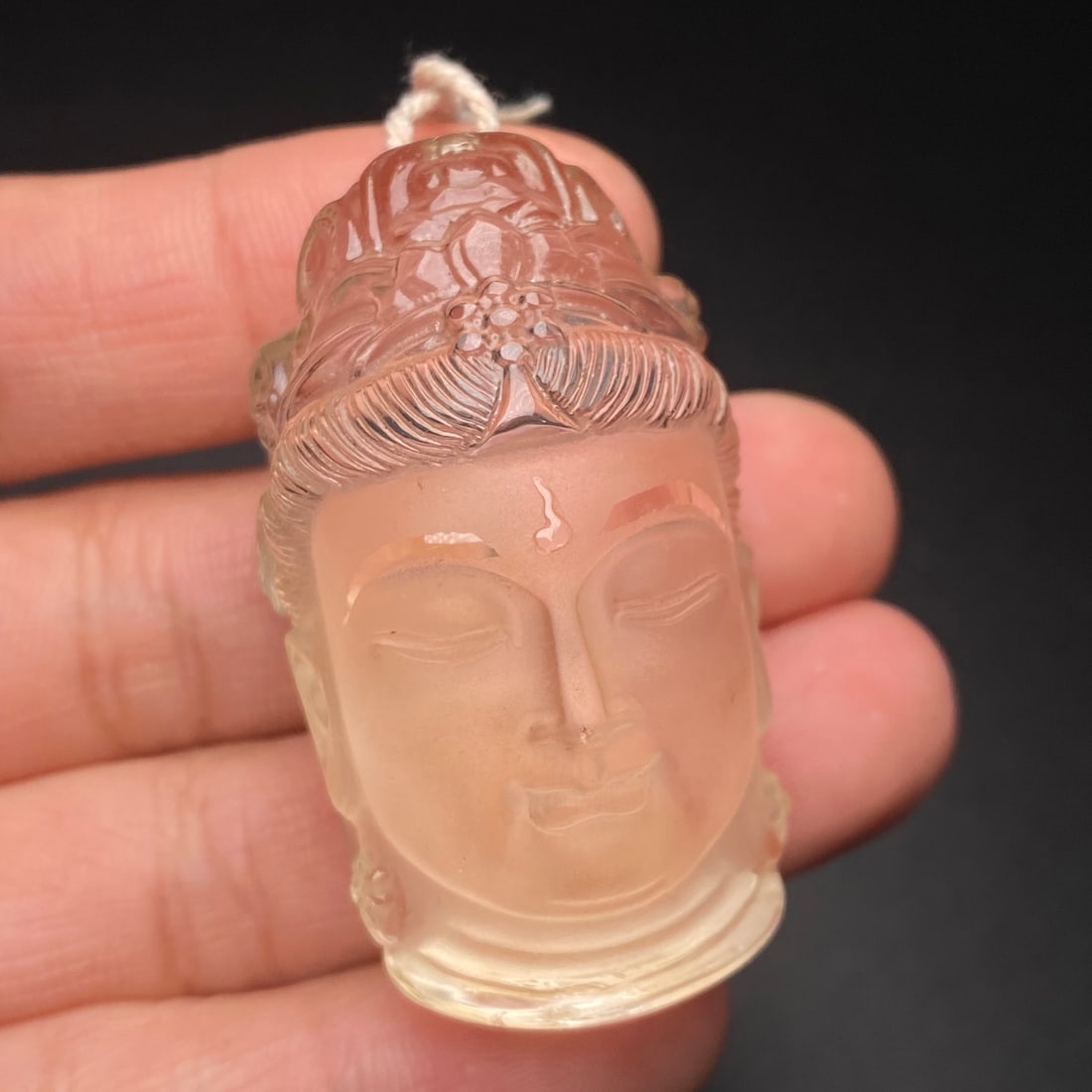 Natural White Crystal Guanyin Sculpture: Natural White Crystal Guanyin Carving, height 47 mm, diameter 26 mm, weight 37.5 grams. The material is natural crystal. In traditional culture, Guanyin symbolizes compassion and peace. Wearing or dis