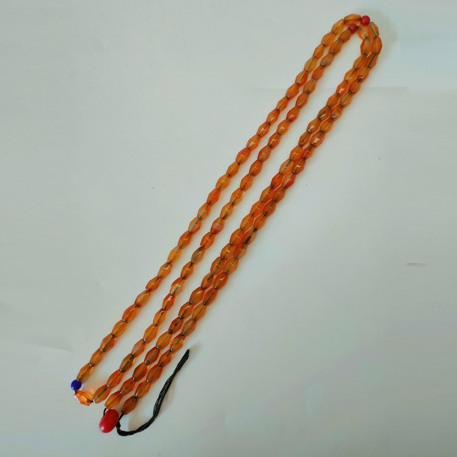 Agate Necklace: 108 Agate Bead Necklace, featuring vibrant colors and a fine texture, suitable for daily wear or collection. Total length is 69 cm, with a weight of 103 grams. Bead dimensions are 0.7 cm by 1.3 cm.