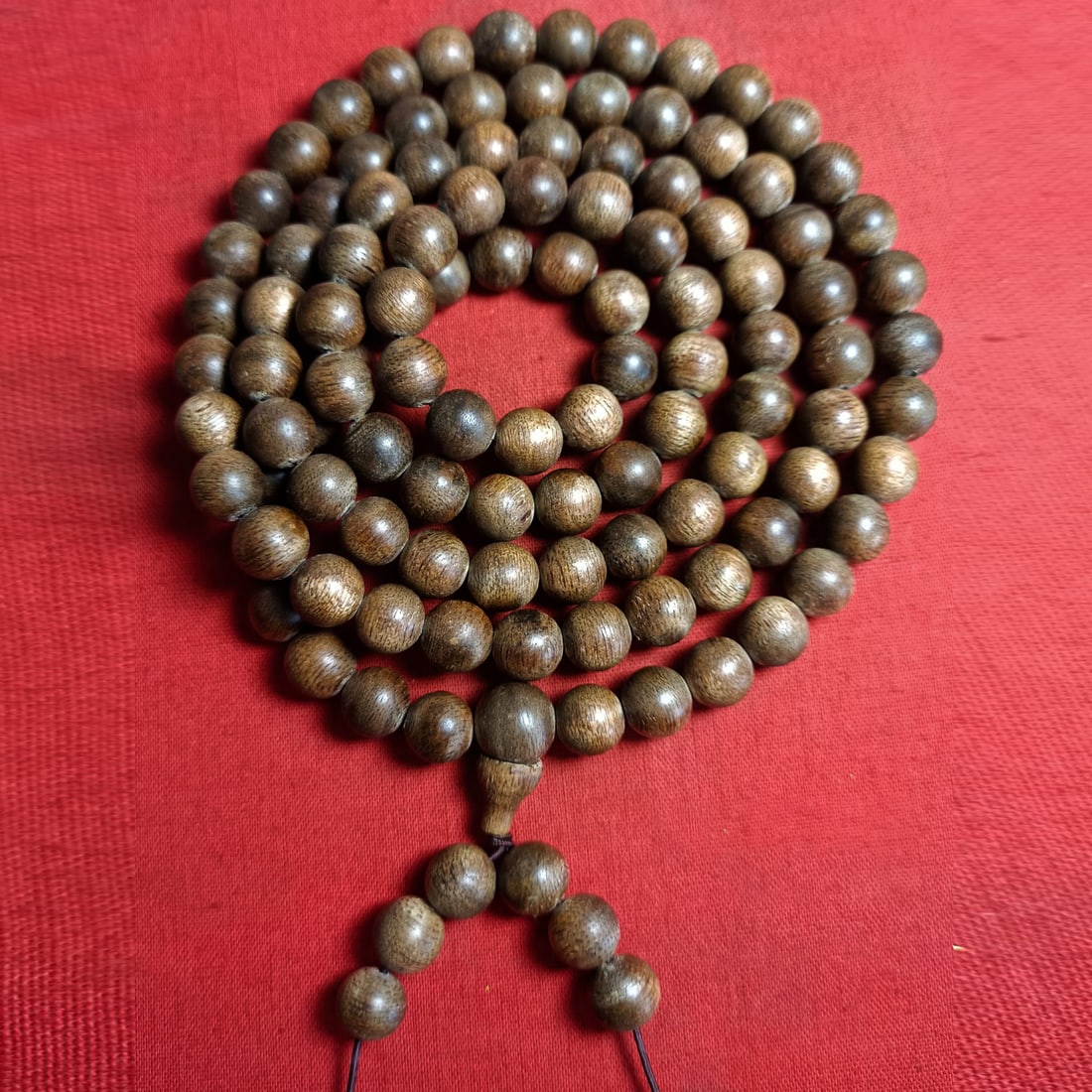Old Collection Agarwood Necklace: Antique Collection: Old Agarwood Necklace, Guaranteed Authentic. The agarwood is of excellent quality, with a natural color and clear grain, exuding a rich, rustic charm, making it highly