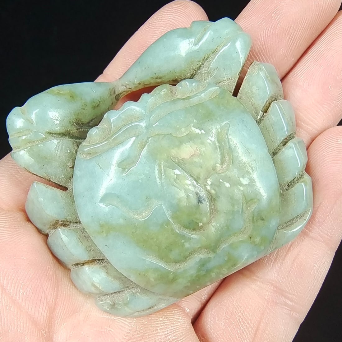 Hetian Jade Crab: Hetian Jade Crab, exquisitely carved with smooth lines. The jade quality is oily and well-preserved, making it highly collectible. Dimensions: 6.6 cm x 5.5 cm, with a substantial weight of 88 grams. F