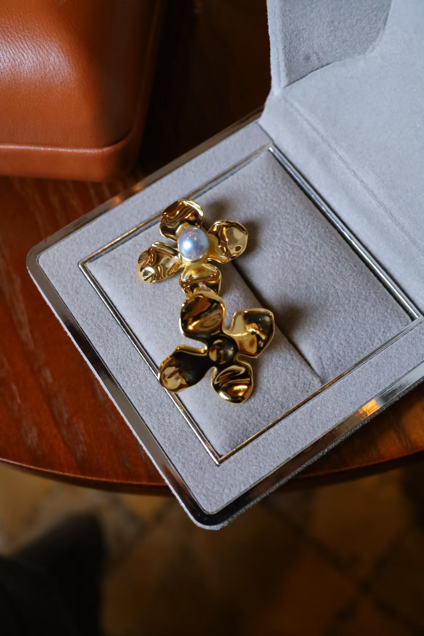 Natural Saltwater Pearl Earrings: natural saltwater pearls with unique luster, exuding a cool and elegant aura. The floral design showcases a high-end brand style. The pearls are in a granny gray tone, paired with silver-gilt