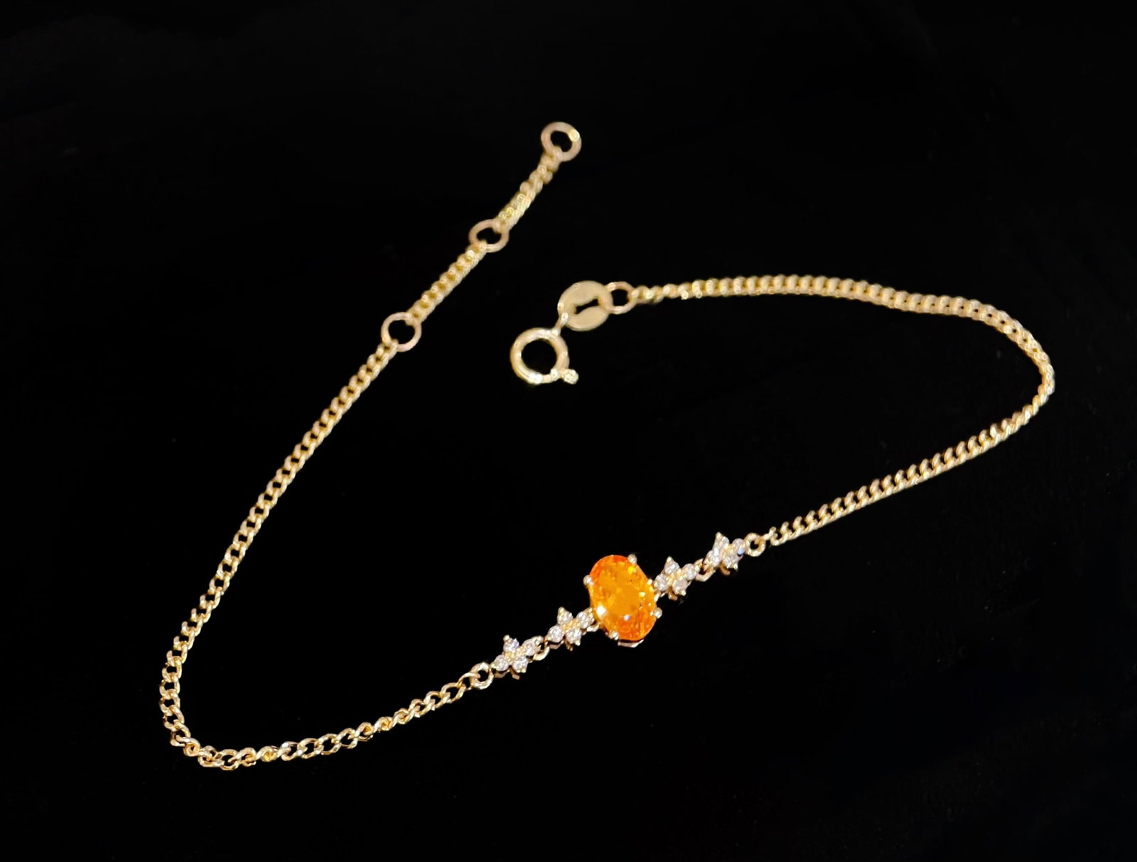 18K Gold Natural Diamond Fanta Stone Bracelet: This bracelet features a warm orange Fanta stone as the main stone, complemented by star-like diamonds, showcasing a simple and gentle style. Wearing it on the wrist brings a refreshing touch of orang