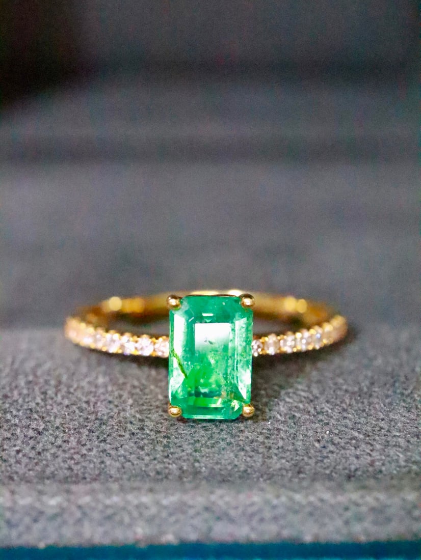 18K Gold Natural Emerald Ring: This ring, with its elegant design and the brilliant glow of natural emerald, exudes unparalleled noble charm. The delicate texture of 18K gold complements the natural hue of the emerald, enhancing th