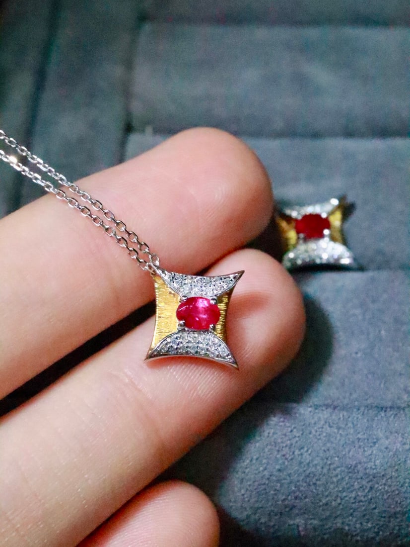 Platinum Ruby Pendant: The red of the ruby is like the most unforgettable hue among the myriad colors of the world, with the pendant releasing infinite charm in the play of light and shadow. (Gold weight approx. 0.95g, main