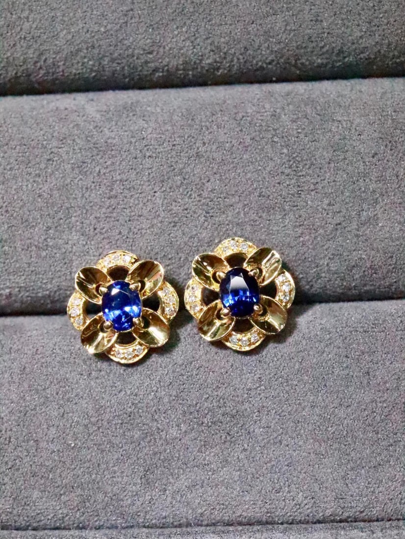 18K Gold Blue Sapphire Earrings: Cornflower-toned blue sapphires intertwined with diamonds create these floral-shaped earrings. Each turn reveals unique charm. (Gold weight approx. 1.574g, main stone approx. 0.63ct, diamonds