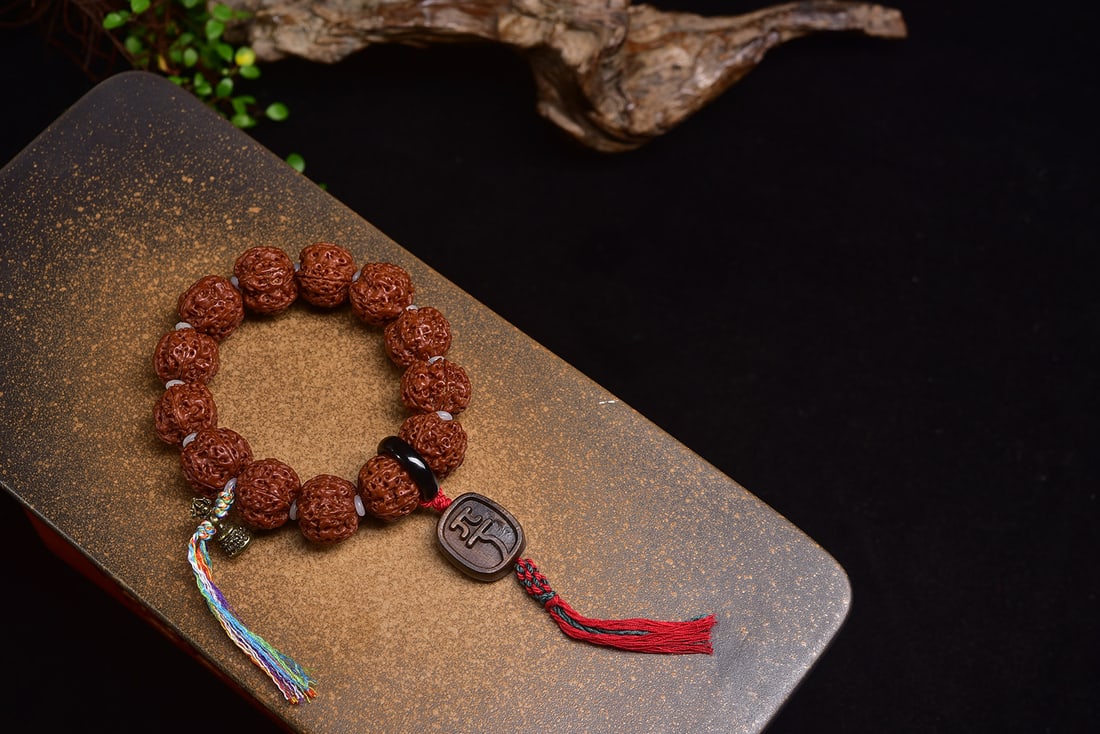 King Kong Bodhi Bracelet: This bracelet is made from top-grade five-petal plum blossom honeycomb King Kong Bodhi, with a jade-like patina and full, thick dragon ridges. Each bead is carefully selected, perfectly round and upri
