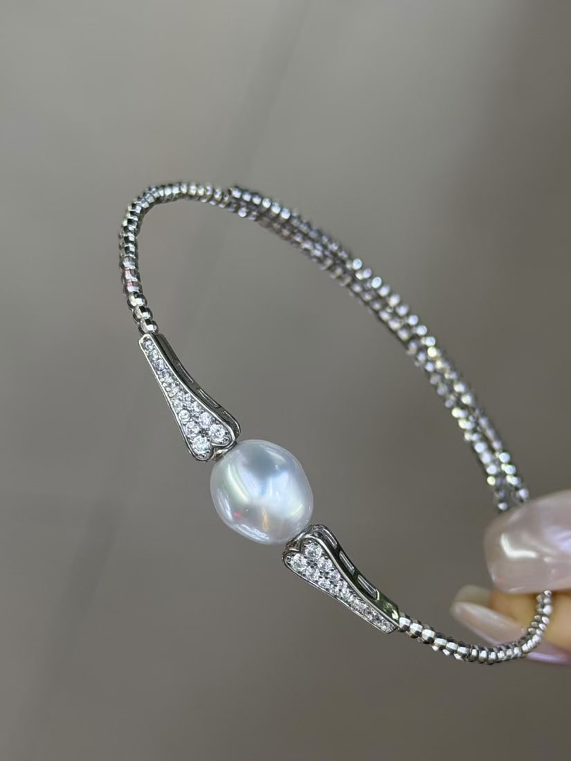 Sterling Silver Natural Australian White Pearl Bracelet: This bracelet features a two-loop elastic design that perfectly fits the body's curves, offering comfort and convenience. The pearls exhibit a cool white luster, flawless on the front with slight blem