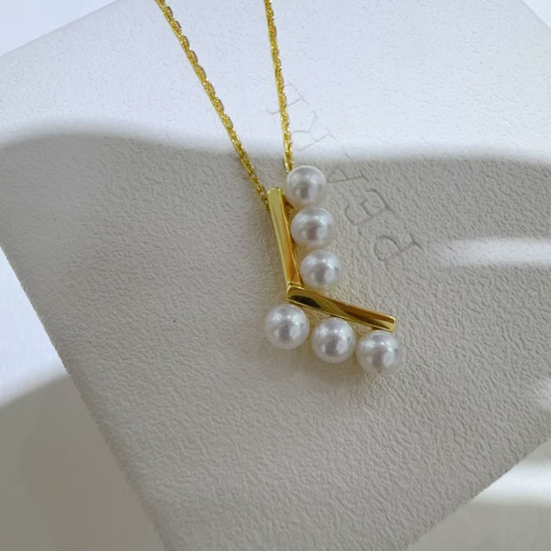 Sterling Silver Aurora Flawless Freshwater Pearl Necklace: This necklace is crafted from sterling silver, featuring 4-5mm perfectly round aurora flawless freshwater pearls, showcasing a perfect blend of elegance and refinement. The luster of the pearls is as 