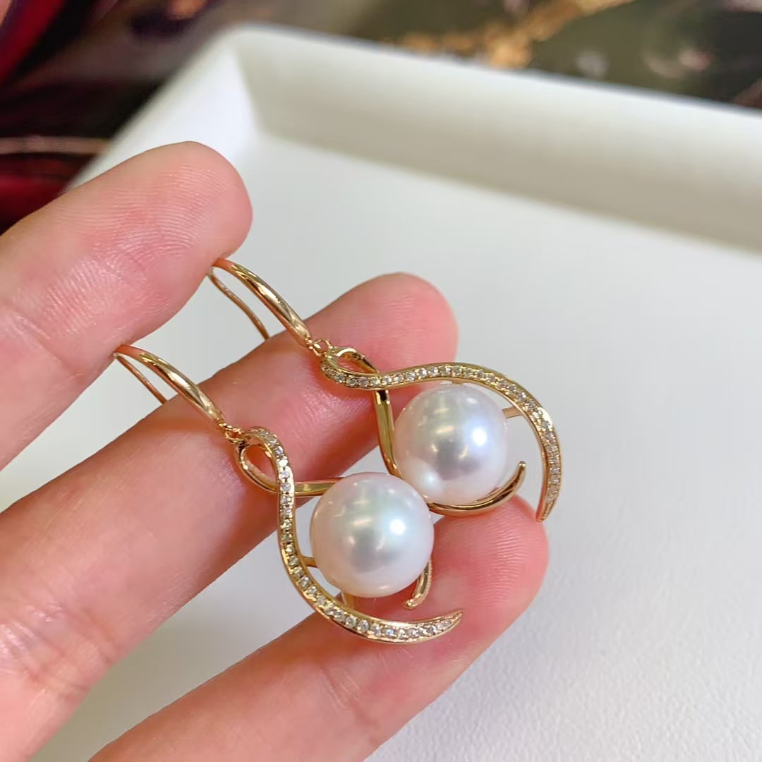 S925 Silver Freshwater Edison Pearl Earrings: These earrings feature an elegant teardrop design, showcasing the natural luster of the pearls. Freshwater Edison pearls are renowned for their round shape and strong luster, with minor blemishes enha
