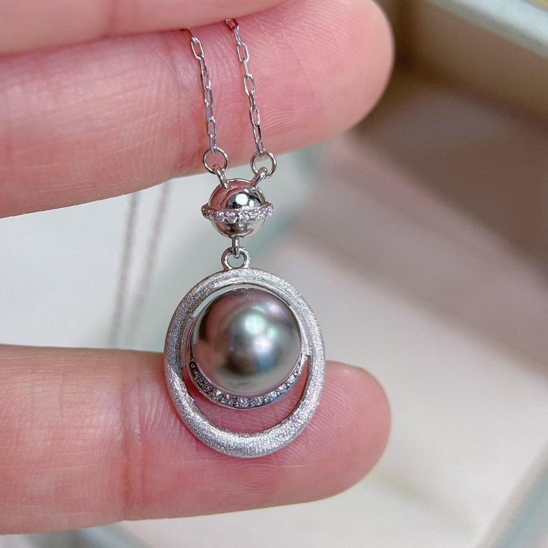 Sterling Silver Tahitian Pearl Pendant: This pendant is inspired by celestial bodies, crafted with meticulous brushed technique and exquisite details. It features a 9mm Tahitian pearl with a premium platinum gray hue, offering a lustrous an