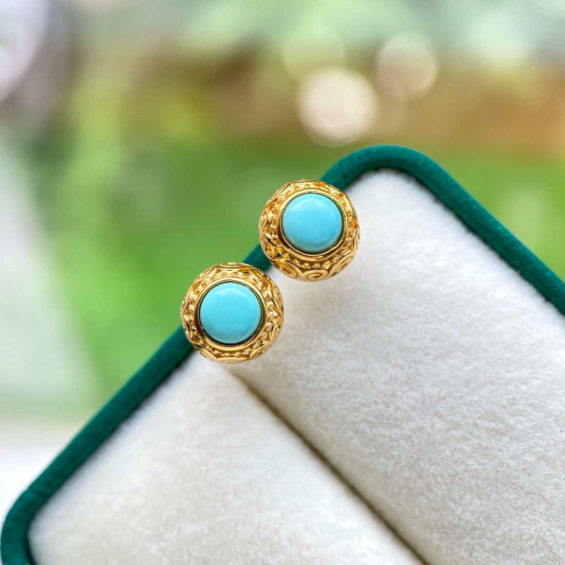 S925 Silver Natural Turquoise Earrings: These earrings feature natural turquoise from Hubei, set in S925 silver with hollow cloud patterns, exuding a vintage court style. The natural hue of the turquoise complements the exquisite craftsmans