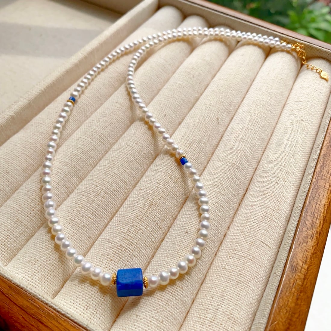 Natural Pearl Necklace: This natural pearl necklace showcases the pure beauty of pearls with its gentle and elegant style. The combination of near-round pearls and natural lapis lazuli adds a unique touch of elegance. The