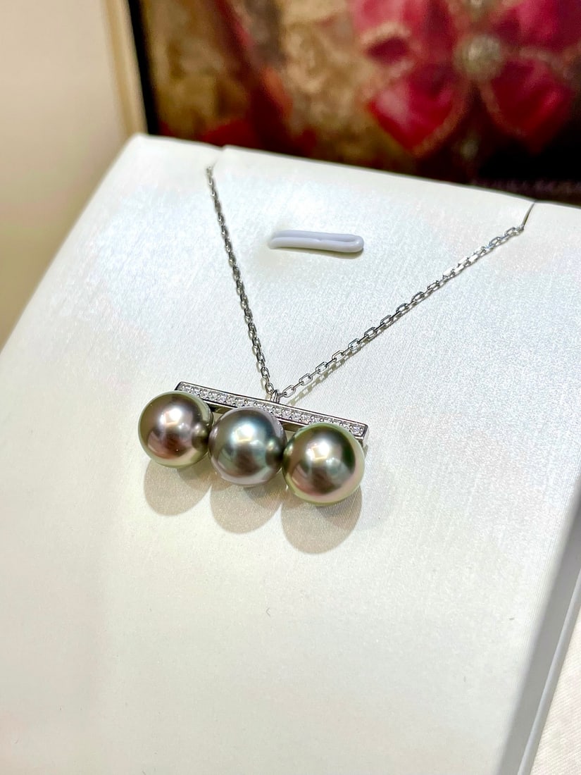 Sterling silver Tahitian pearl necklace: Tahitian pearls are renowned for their unique luster and color, perfectly showcasing the charm of nature. This pearl accessory is crafted with exquisite silver, featuring pearls with a diameter of
