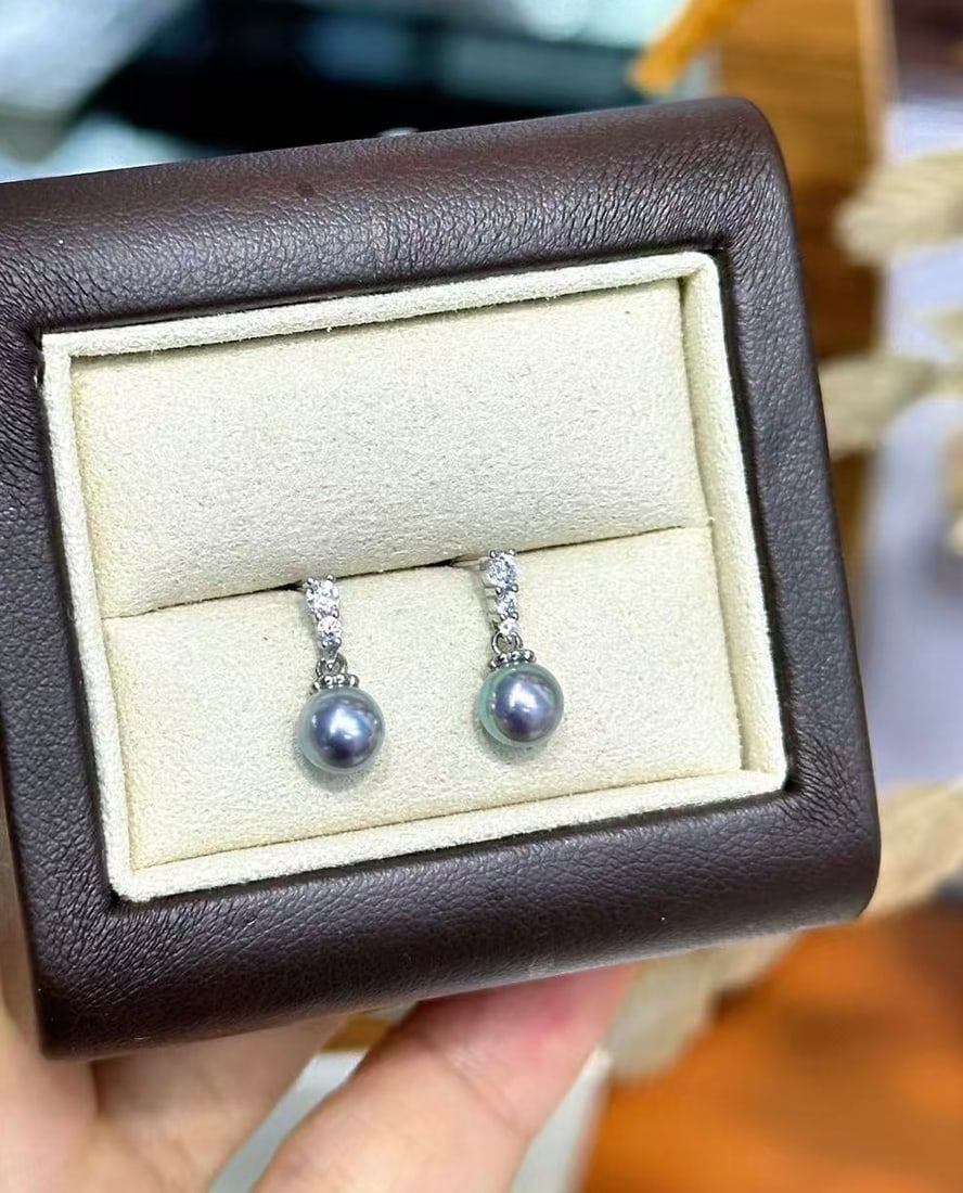 Aurora Pearl Earrings: 5-6MM Aurora Akoya earrings, perfectly round with slight blemishes, exuding a calm and sophisticated elegance. The design resembles an aurora bulb, understated yet elegant. (Size 5-6MM) Freight: