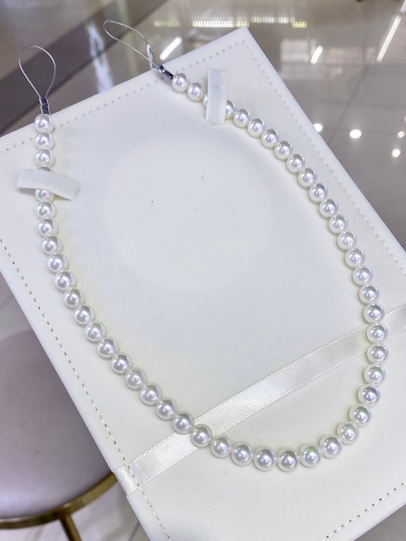No-Tone Akoya Seawater Pearl Necklace: This necklace is composed of 8-9MM perfectly round Akoya seawater pearls, showcasing an aurora-like slight blemish luster, cool and noble. The bright white tone of the pearls is impressive, making it