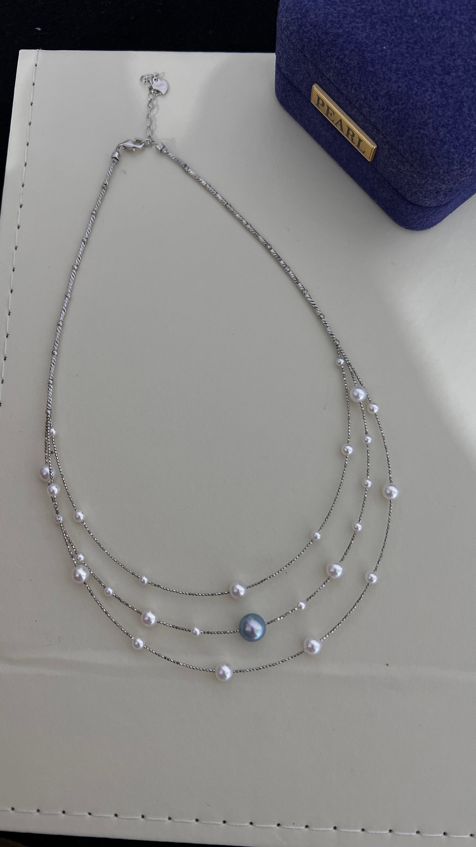 Freshwater pearl necklace: This necklace features intertwined multi-layer silver chains with pearls arranged in a staggered manner, resembling ripples under moonlight. The combination of freshwater and seawater pearls exhibits 