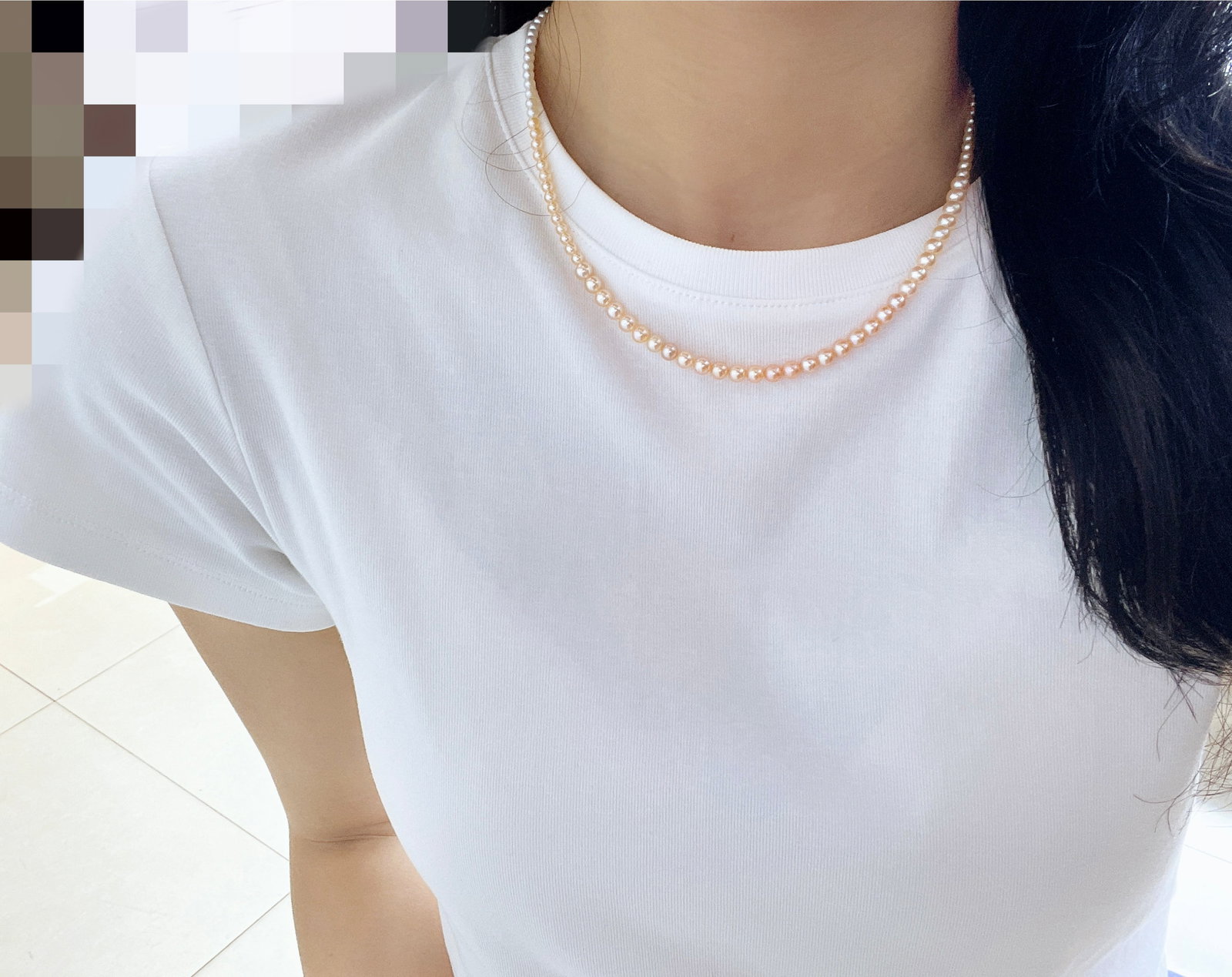 Natural Freshwater Pearl Necklace: This natural freshwater pearl necklace features a gentle Chinese red gradient color. The pearls are mostly round with a strong luster and slight blemishes, perfect for summer wear to enhance