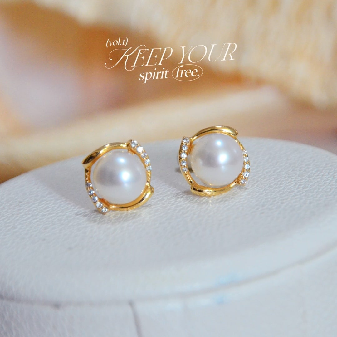 18K Gold Natural Pearl Earrings: These earrings feature a classic geometric design that highlights the timeless allure of pearls. Carefully selected natural round white-pink pearls with luster comparable to sea pearls, paired with