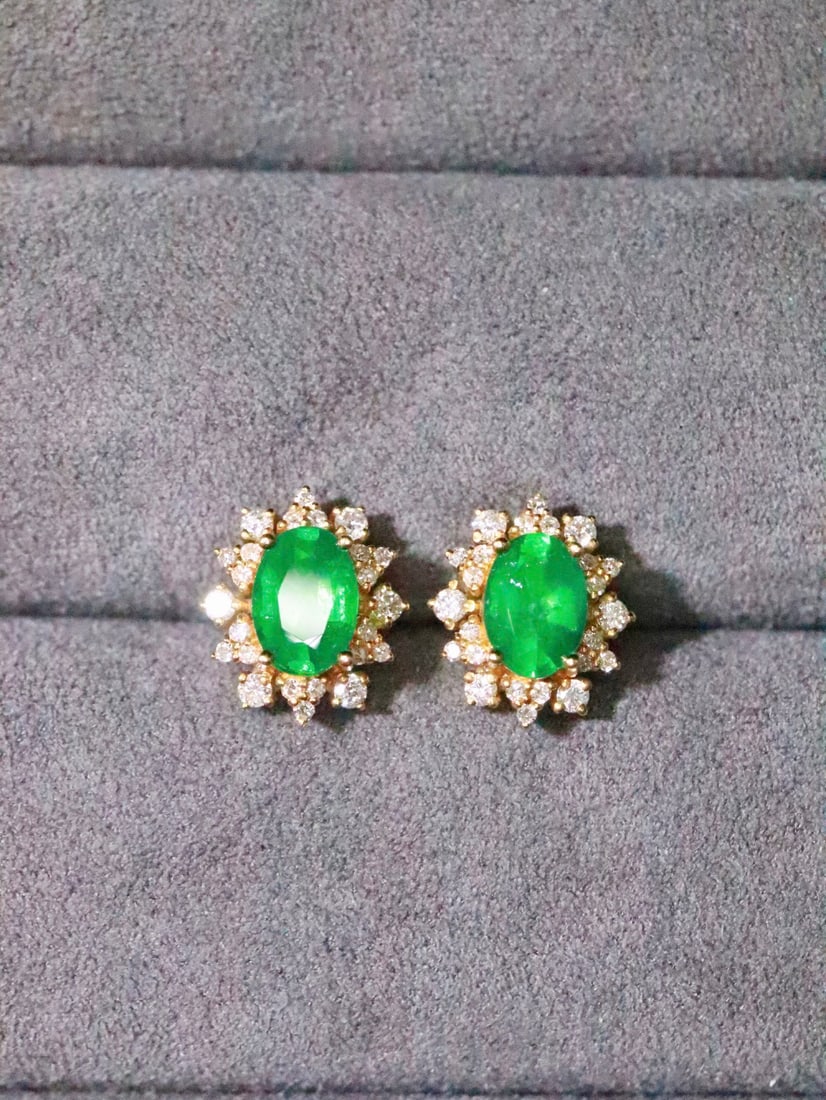 18K Gold Natural Emerald Earrings: These earrings are crafted in 18K gold, set with natural emeralds, showcasing classic elegance and simplicity. Each gemstone is carefully selected to ensure its brilliance. Suitable for any occasion, 