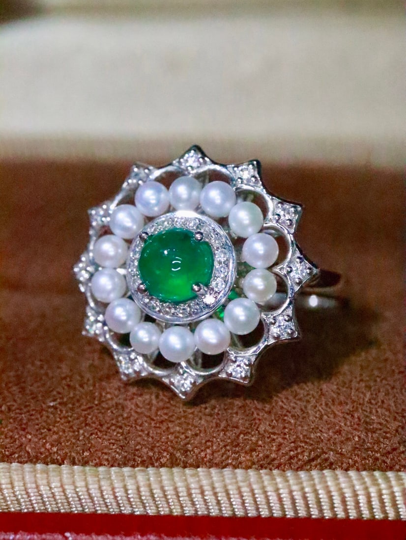 18K Gold Emerald Ring: A finely crafted emerald ring with a pearl main stone exuding noble elegance. Each gemstone is carefully selected to showcase unparalleled grace. (Main stone 0.69ct, diamonds 0.196ct, gold weight 3.52