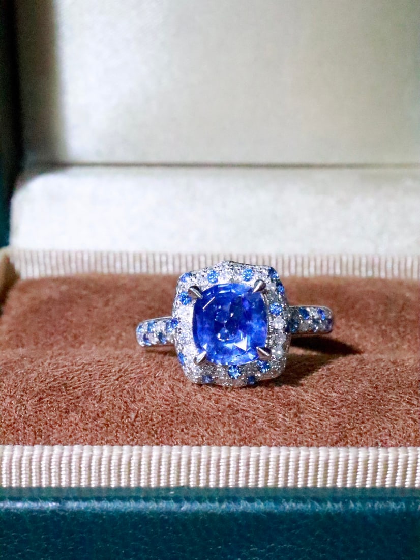18K Natural Blue Sapphire Ring: This ring holds the brilliance of the stars, showcasing a luxurious and deep cornflower hue. The crystal is flawless, with a dazzling fire that captivates. (Total weight 3.302g, main stone 1.54ct, dia