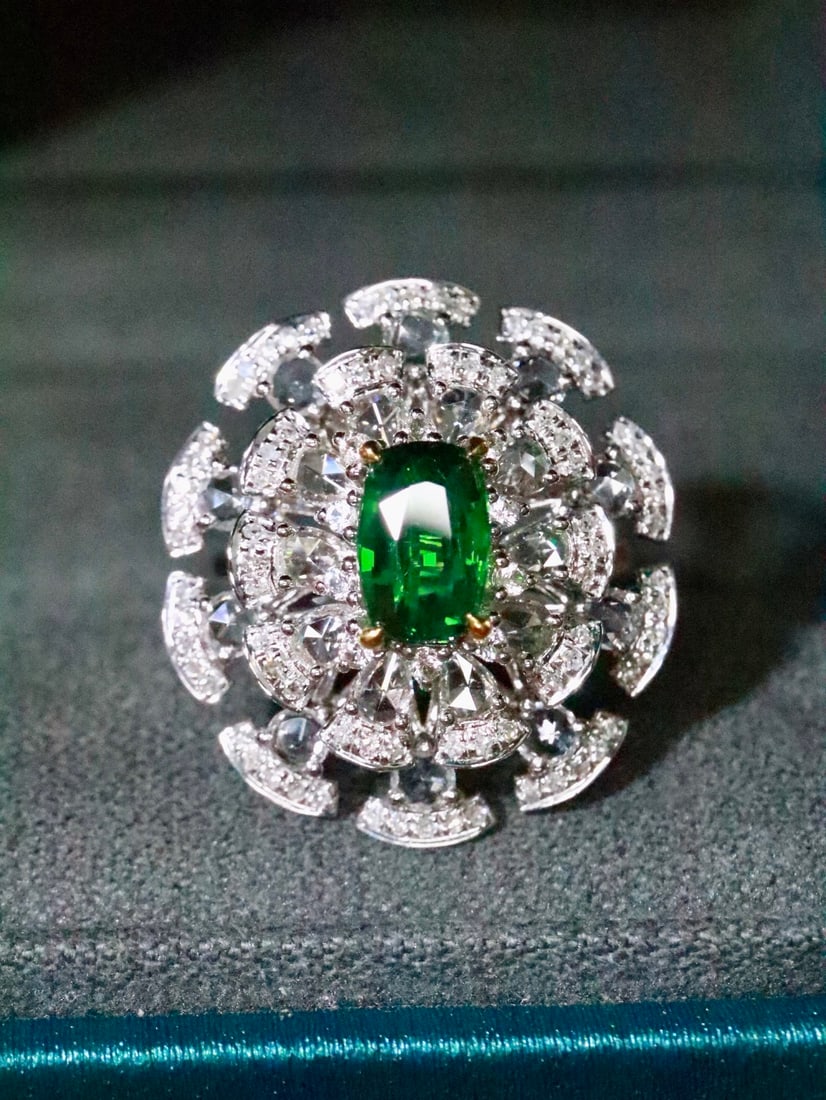 18K Gold Natural Tsavorite Ring: This ring showcases the vivid green brilliance of the tsavorite, dazzling and radiant. Its design is grand and luxurious, highlighting a unique fashion charm. The exquisite craftsmanship of the ring c