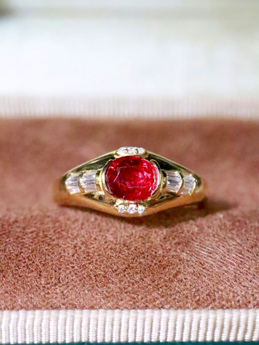18K Gold Natural No-Heat Ruby Ring: This ring embodies the elegance of vintage style, exuding a fashionable taste when worn. The deep hue of the no-heat ruby complements the meticulously set diamonds, creating a design that is both exqu
