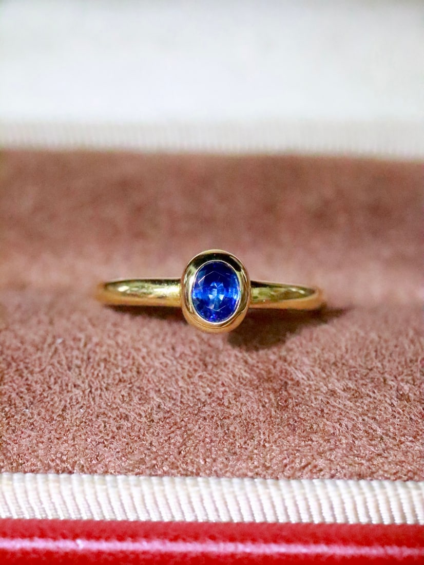 18K Gold Sapphire Ring: This ring features a deep sapphire at its center, exuding a noble glow. Sapphire is known as the 'stone of love', symbolizing fidelity and eternity. The ring's exquisite design makes it a perfect keep