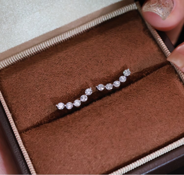 18K Gold Lab-Grown Diamond Earrings: These 18K gold earrings capture the exquisite beauty of Japanese jewelry with their simple and elegant design. Though mini, they shine brilliantly when worn, suitable for various styles. The design of