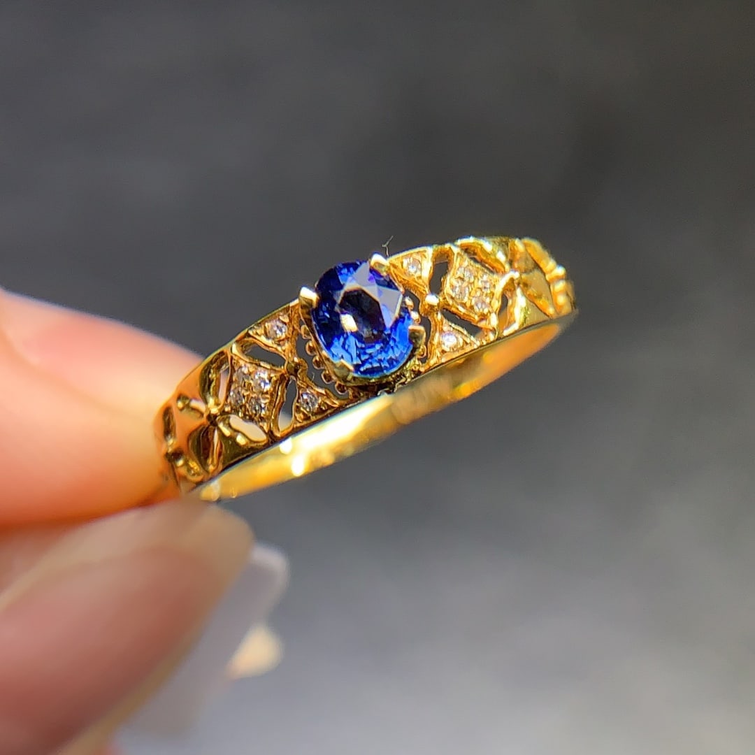 18K Gold Natural Sapphire Ring (1 of 6)