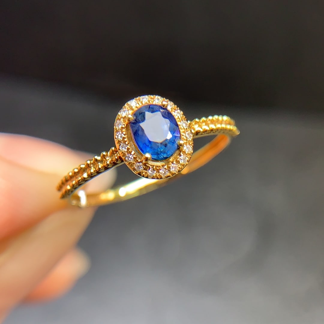18K Gold Natural Sapphire Ring: This ring features a natural sapphire set in 18K gold, exuding an elegant and luxurious aura. Its beautiful color and exquisite craftsmanship are captivating, perfect for connoisseurs of high-quality 