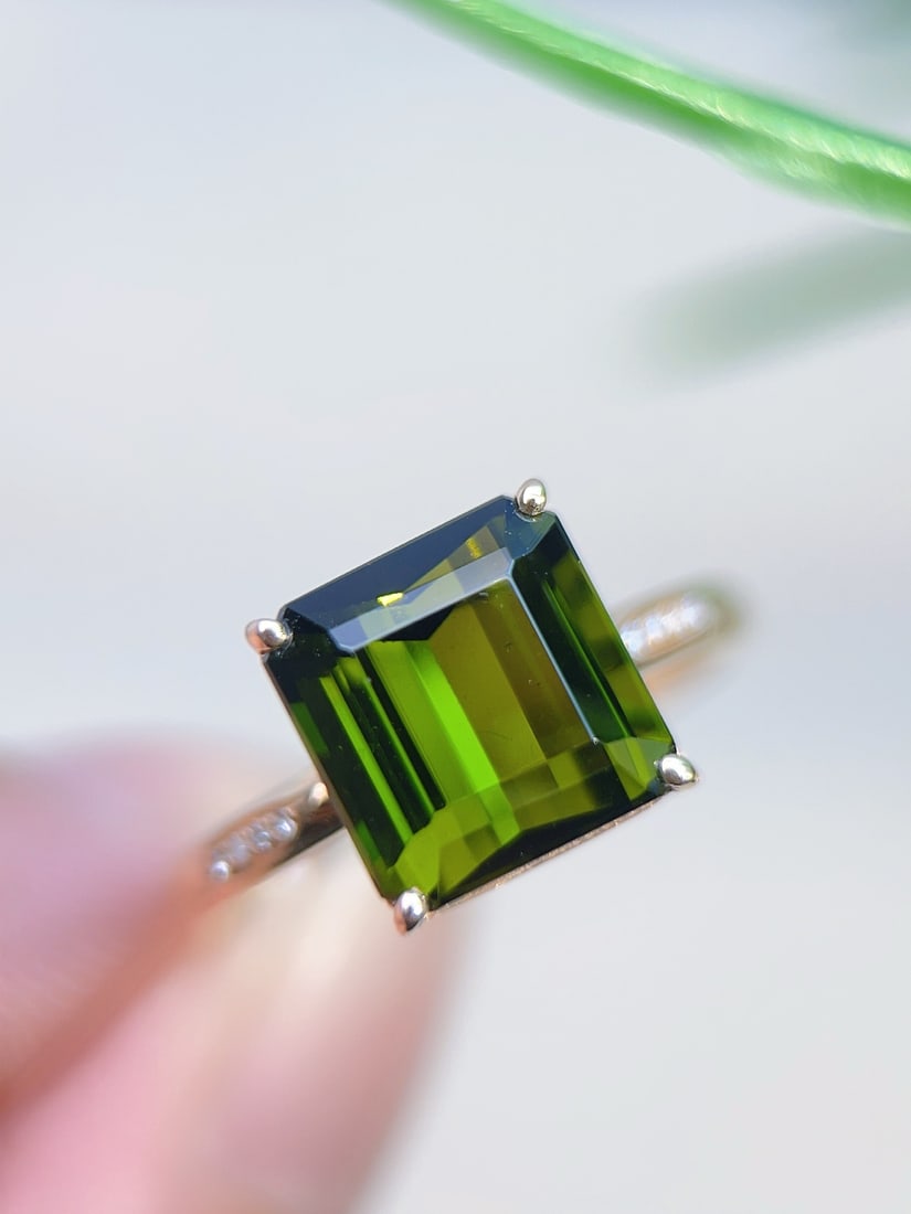 Natural Green Tourmaline Ring: This deep green showcases the unique tranquility and vitality of green tourmaline, as if wearing the light of the forest on your hand. The exquisite design complements the elegant color. (Total