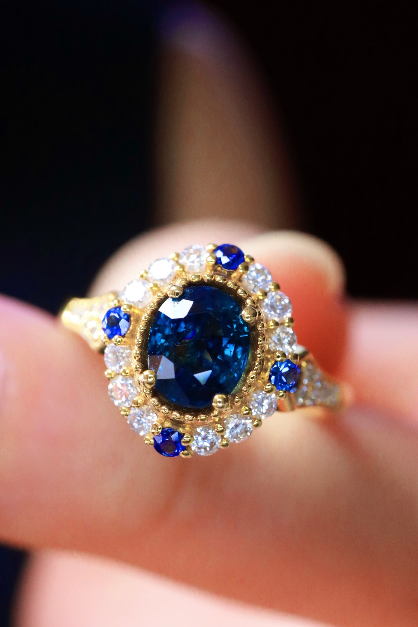 Royal Blue Sapphire Ring: This ring features a royal blue sapphire at its center, showcasing a vintage style with exquisite design. The transparency and fire of the stone are captivating, with a unique and elegant style.
