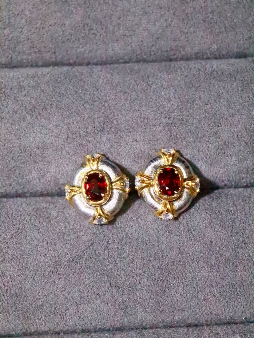Platinum Natural Ruby Earrings: These earrings are inspired by the classic Buccellati style, with flowing lines reminiscent of satin. The exquisite craftsmanship gives them a soft texture, while the diamonds add a touch of lively