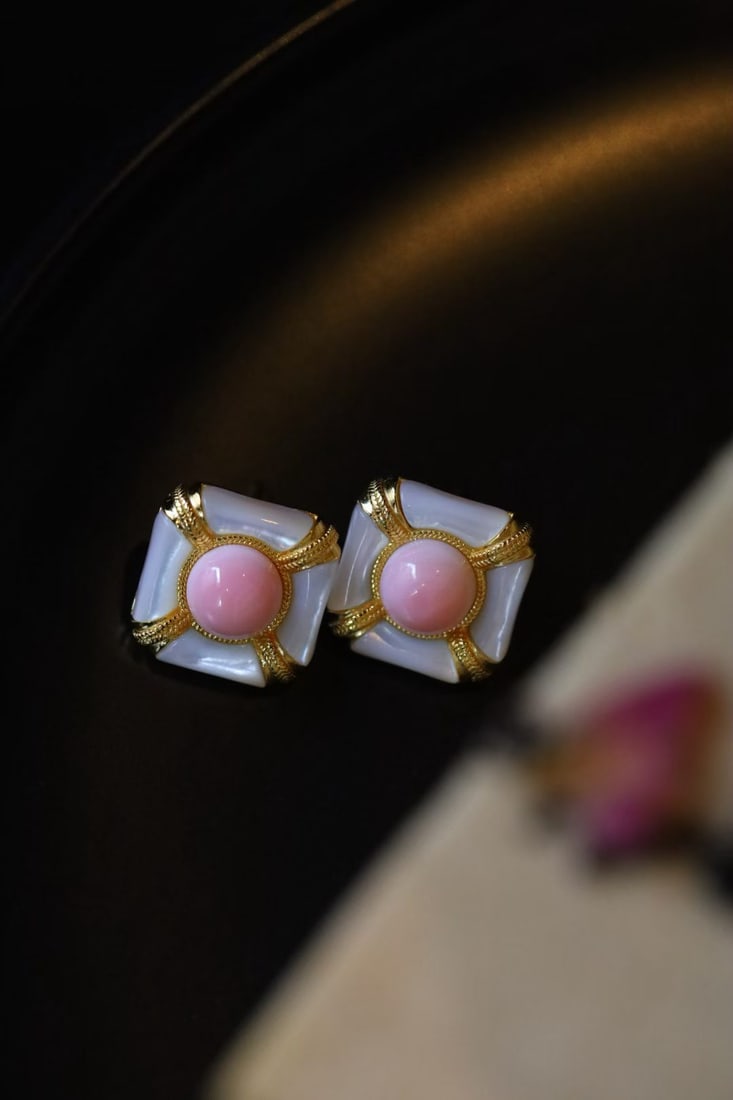 Natural Queen Conch Earrings: These earrings are crafted with natural queen conch and white mother-of-pearl, exuding a gentle luster. The design is simple yet textured, perfect for those who seek elegance. Made of S925 silver
