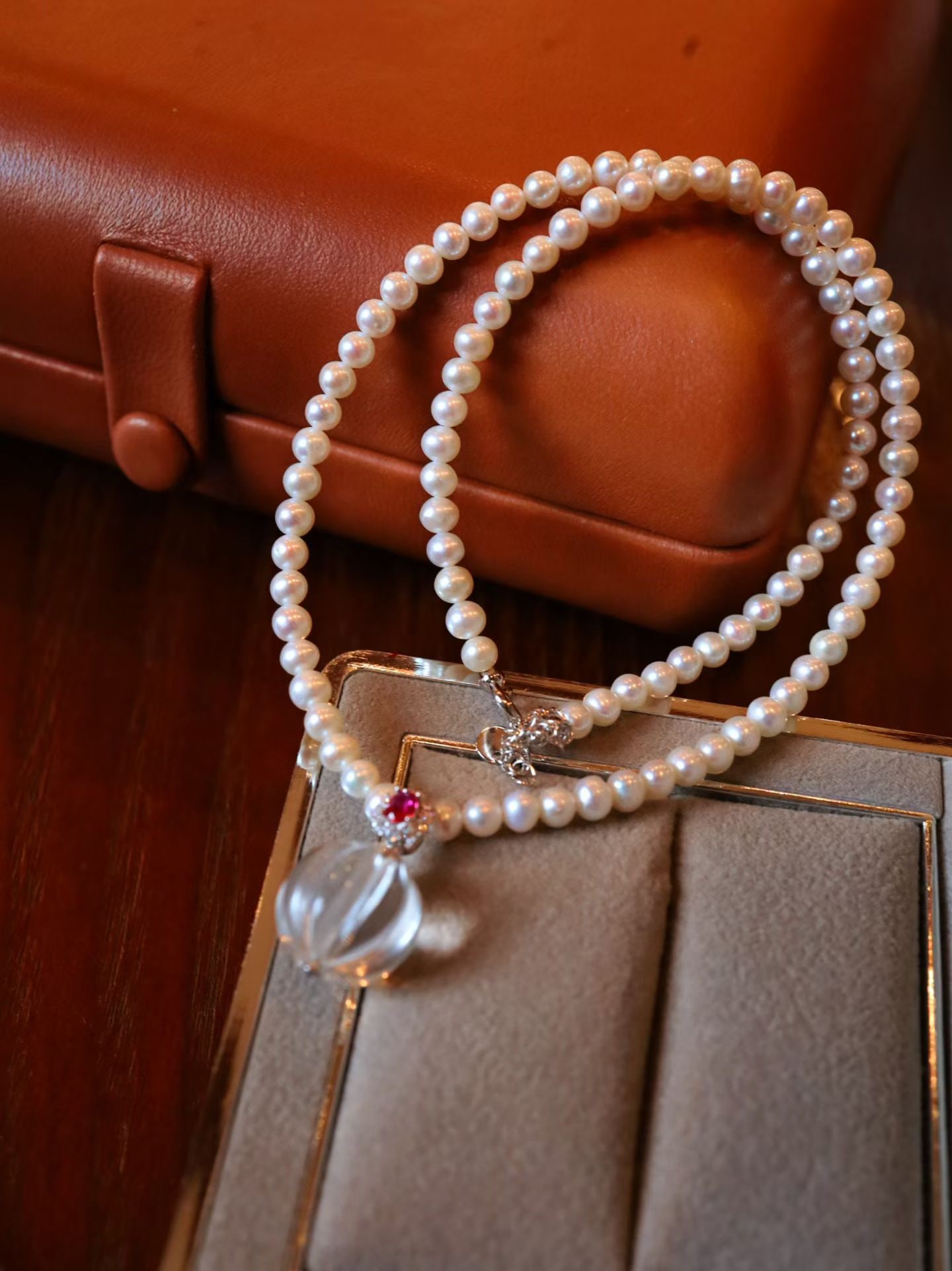 Natural Freshwater Pearl Necklace: This necklace features natural freshwater pearls with an elegant luster and excellent quality. The red zircon adds a touch of brilliance, showcasing a refined design. The accessory is made of silver p