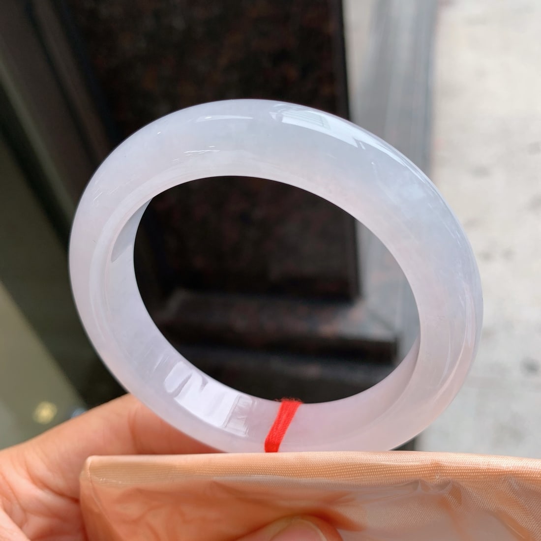 Ice Jadeite Bangle: This bangle is renowned for its pure and transparent ice jadeite, with a flawless texture that is truly admirable. Its elegant design suits various occasions, exuding a sense of nobility and grace.