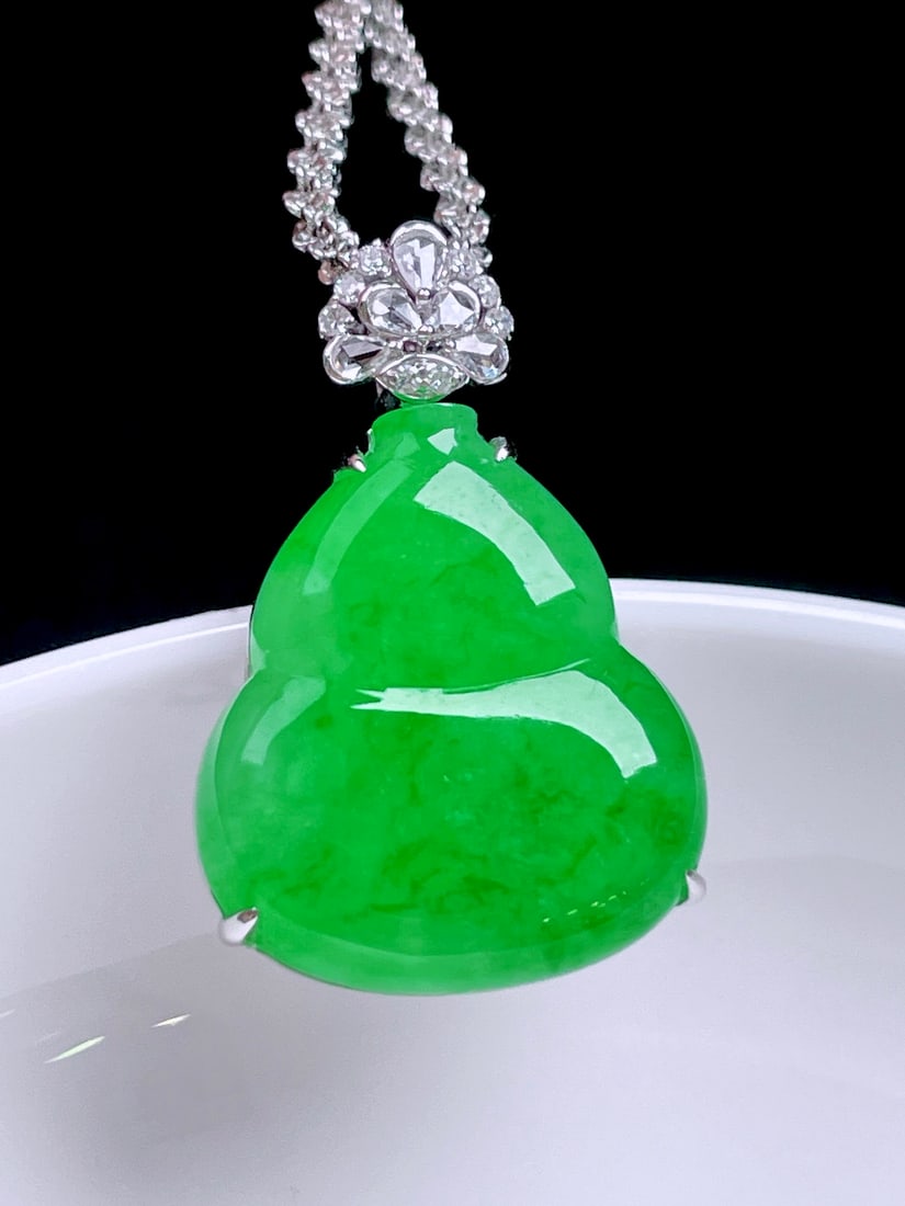 18K Gold Natural Jadeite Gourd: This jadeite gourd features a rich color and unique charm of mature and lustrous quality. The 18K gold setting adds a touch of elegance. Freight: 1.International Freight: Foreign shipping charges are
