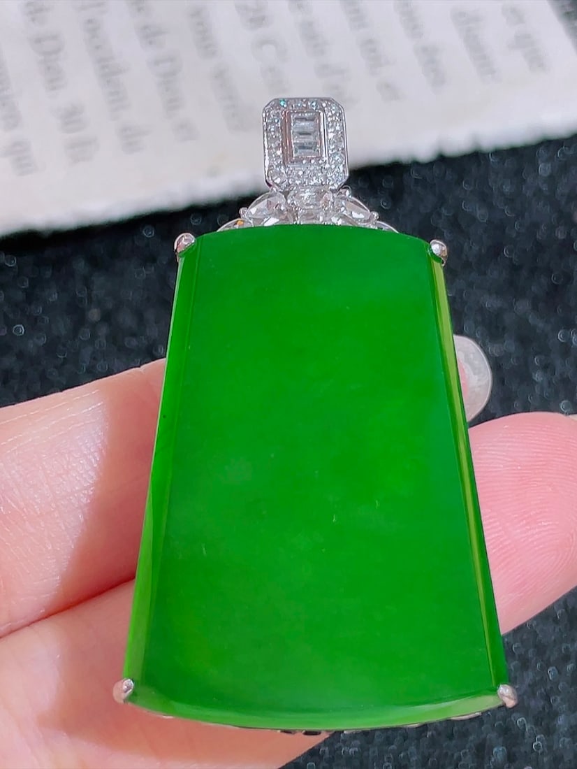 18K Gold Ice Green Pendant: This pendant is meticulously set in 18K gold, showcasing the pure beauty of ice green. Its full-bodied design symbolizes peace and smoothness, simple yet noble. The overall design is high-end and